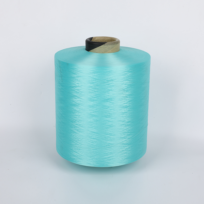 Har dope farget polyester-dty garn fuktighetsviddegenskaper?